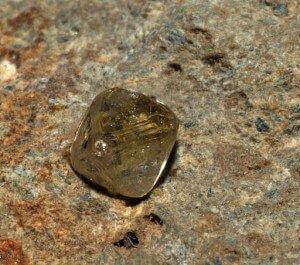 Diamant_sur_kimberlite_(République_d'Afrique_du_Sud)_3