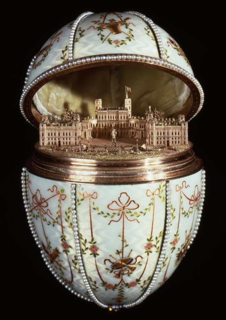 Peter Carl Fabergé, Oeuf du Palais de Gatchina (or , émail, argent doré, diamants, cristal de roche, perles de culture), 1901. Offert par le tsar Nicolas II à sa mère, l'impératrice douairière Maria Fedorovna. Collections du Walter Arts Museum, Baltimore, États Unis.